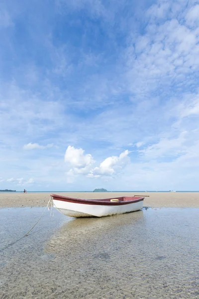 Sahilde küçük tekne — Stok fotoğraf