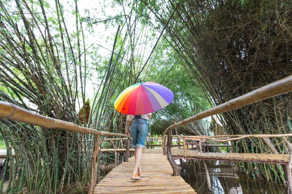 Mujer sosteniendo un paraguas en el puente . — Foto de Stock