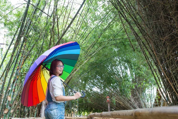 Mulher segurando um guarda-chuva na ponte . — Fotografia de Stock