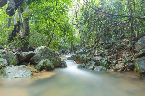 Pequena cachoeira flui para baixo . — Fotografia de Stock