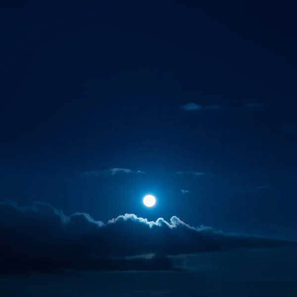 Pleine lune dans le ciel. — Photo