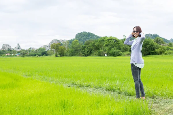 Femme debout dans les rizières . — Photo