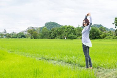 Pirinç tarlaları duran kadın.