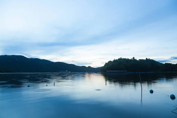 Reservoir ja Mount — kuvapankkivalokuva