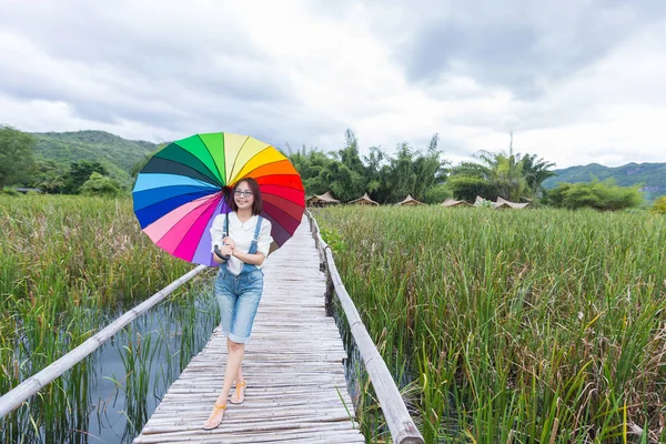 Köprüde bir şemsiye tutan kadın. — Stok fotoğraf