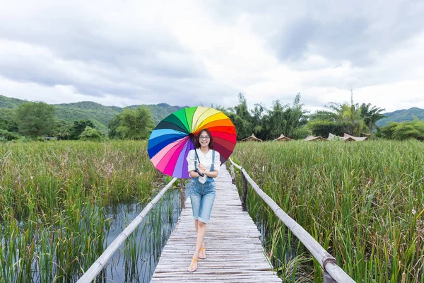 Mujer sosteniendo un paraguas en el puente . — Foto de Stock