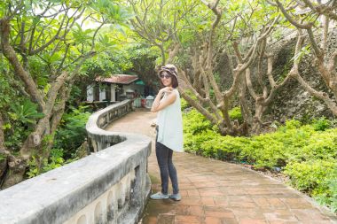 Kaldırımda Asyalı kadın.