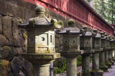 Eski Japon taş fenerler