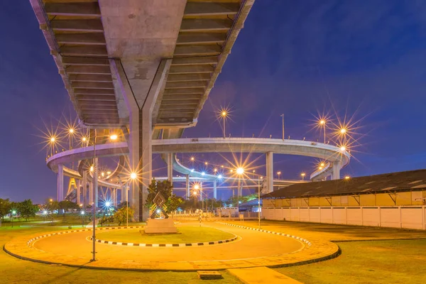 普密蓬国王大桥夜景 — 图库照片