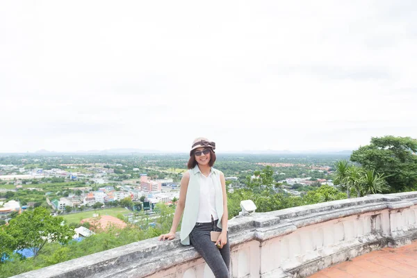 Femme portant des lunettes et un chapeau — Photo