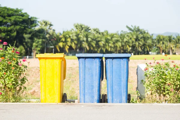 Déchets colorés dans la rue . — Photo