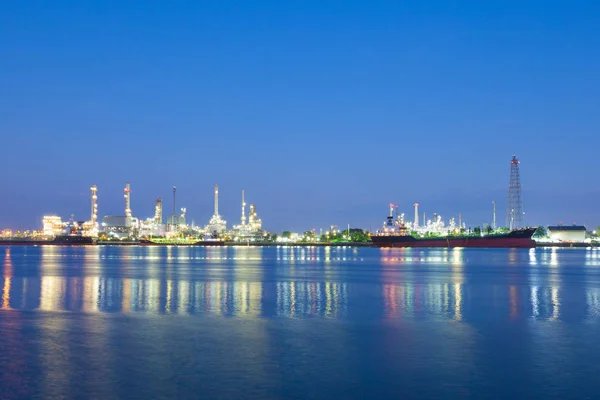 Petroleum raffinaderij in de nacht — Stockfoto
