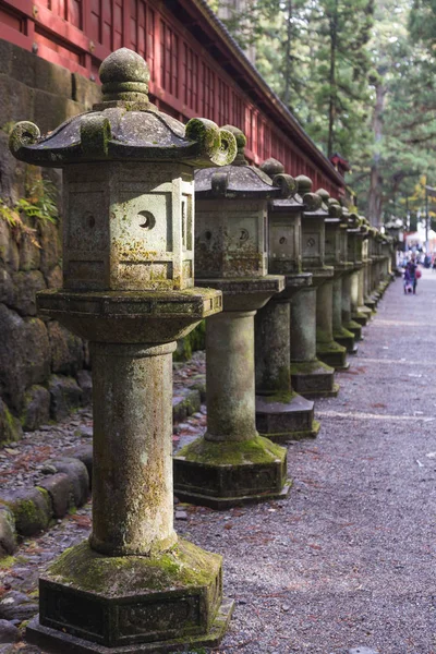 Starověké japonské kamenné lucerny — Stock fotografie