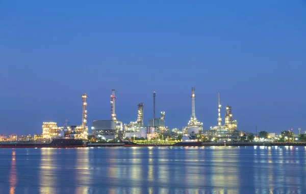 Petroleum raffinaderij in de nacht — Stockfoto