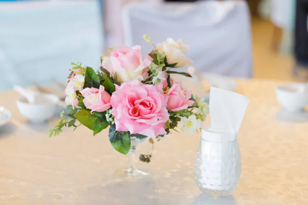 Blumenvasen in der Hochzeit — Stockfoto