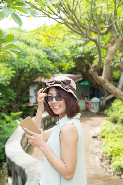 Mulher usando o telefone. — Fotografia de Stock