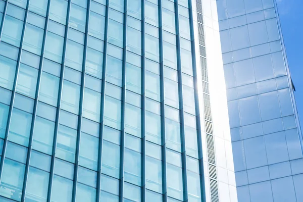 Glasbau reflektiert das Tageslicht — Stockfoto