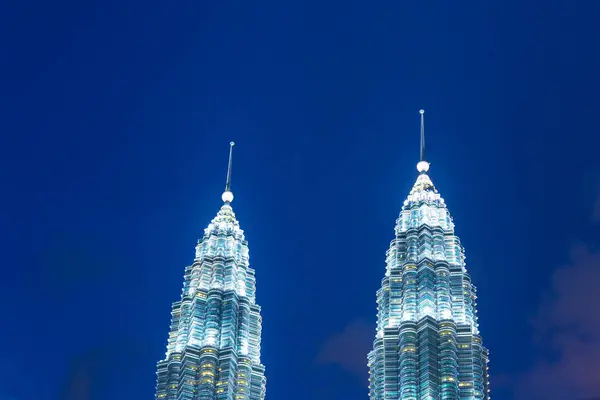 Torres Petronas à noite . — Fotografia de Stock