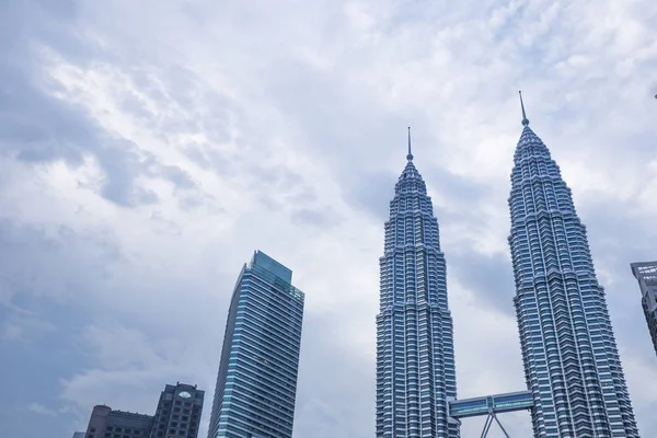 KUALA LUMPUR, MALÁSIA - JANEIRO 15: Torres Petronas — Fotografia de Stock