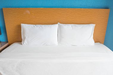 Beyaz yastık ve yatak.