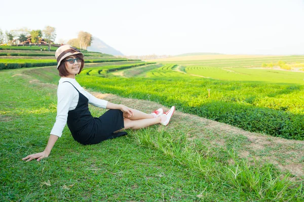Mujer asiática relajarse en vacaciones . — Foto de Stock