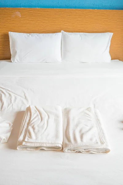 Cuscino bianco e letto . — Foto Stock