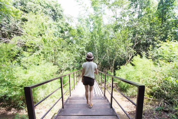 Femme thaïlandaise marchant sur le pont — Photo