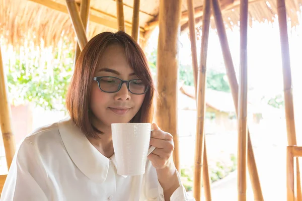 アジアの女性は、コーヒーを飲む. — ストック写真