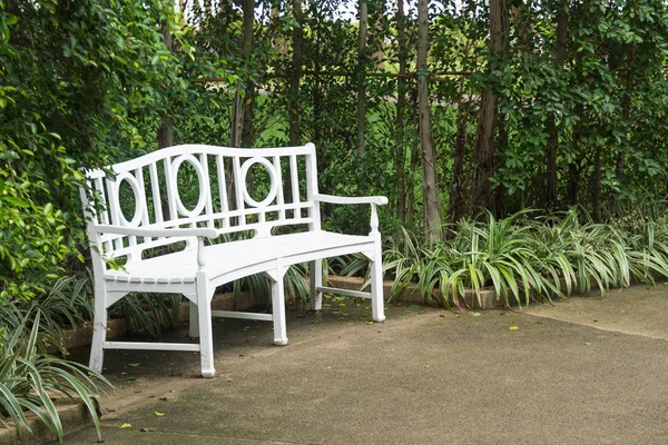 Koridor beyaz bankta