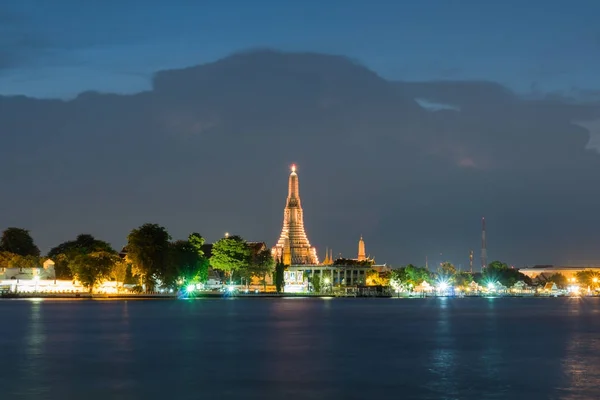 Wat Arun durante el crepúsculo — Foto de Stock