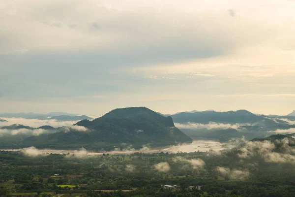 Mountains and mist in the morning. — Stock Photo, Image