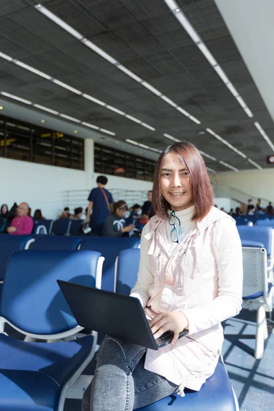 Mulher de negócios usando laptop. — Fotografia de Stock