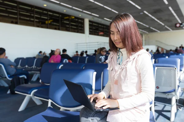 Mulher de negócios usando laptop. — Fotografia de Stock