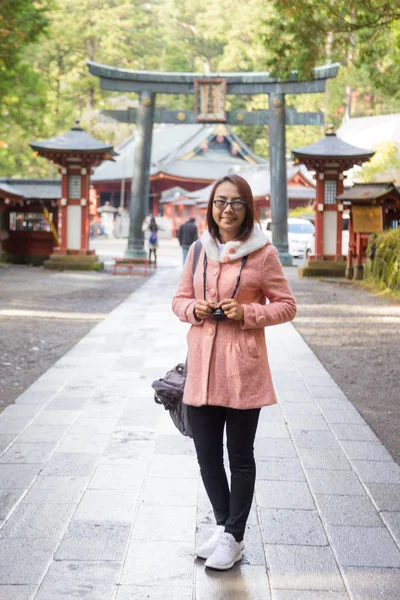 Mulher tailandesa viajar no japão . — Fotografia de Stock