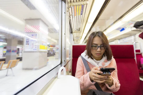 Utazó nő használ szúró telefon. — Stock Fotó