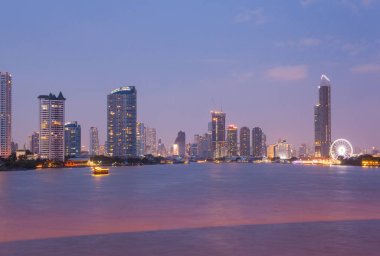 Bangkok Bangkok nehir yatağı binada gece