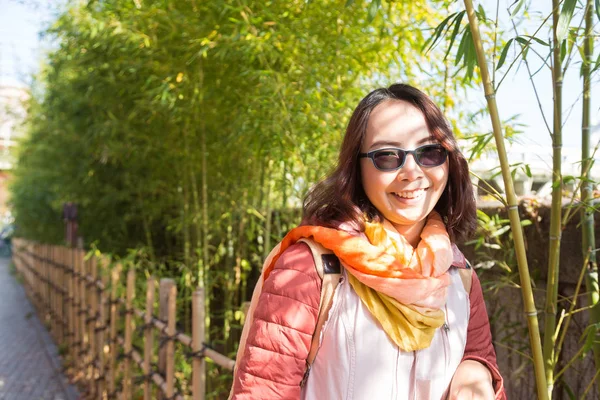 Mujer Feliz Relajarse Viajar Japón Sonrisa Feliz Viaje Viaje Naturaleza —  Fotos de Stock