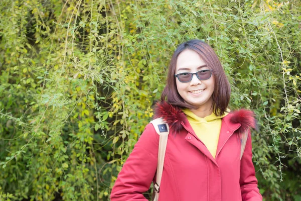 Mujer Feliz Relajarse Viajar Japón Sonrisa Feliz Viaje Viaje Naturaleza —  Fotos de Stock