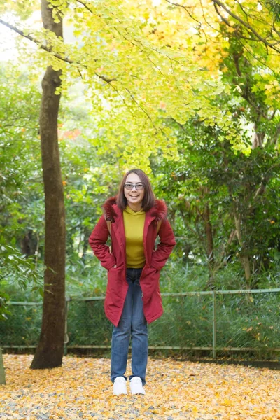 快乐的女人在日本放松旅游 微笑和愉快的旅行自然在秋天日本 — 图库照片