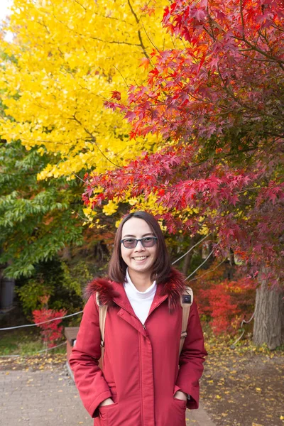 Mutlu Kadın Japonya Seyahat Sakin Gülümseme Mutlu Gezisi Sonbahar Doğa — Stok fotoğraf