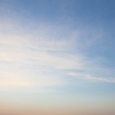 Bulut ve sabah gökyüzünde.