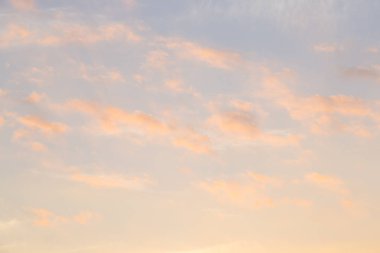 Bulut ve sabah gökyüzünde.