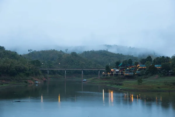 Vista del pueblo y de la orilla del río . — Foto de Stock