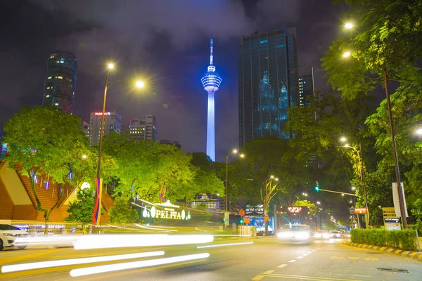 Kuala Lumpur torony a városban az éjszaka. — Stock Fotó