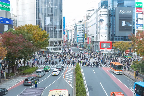 ТОКИО, ЯПОНИЯ-НОЯБРЯ 16,2016: Люди пересекают улицу в — стоковое фото