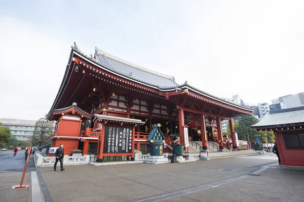 TOKIO, JAPÓN - 16 DE NOVIEMBRE DE 2016: Sensoji un famoso antiguo —  Fotos de Stock