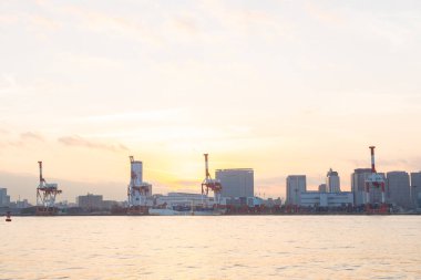 Odaiba günbatımında limanda Pier.