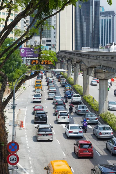 Kuala Lumpur, Malasia-ENERO 18,2017: atasco de tráfico en la carretera . — Foto de Stock