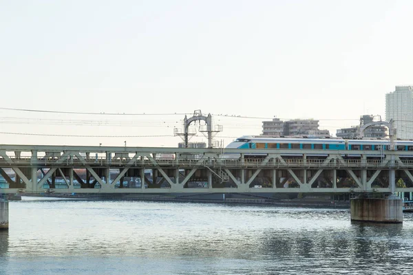 Trem na ponte está atravessando o rio . — Fotografia de Stock