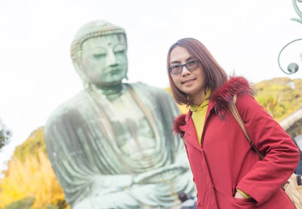 Retrato mujer asia relajarse y feliz en vacaciones . — Foto de Stock